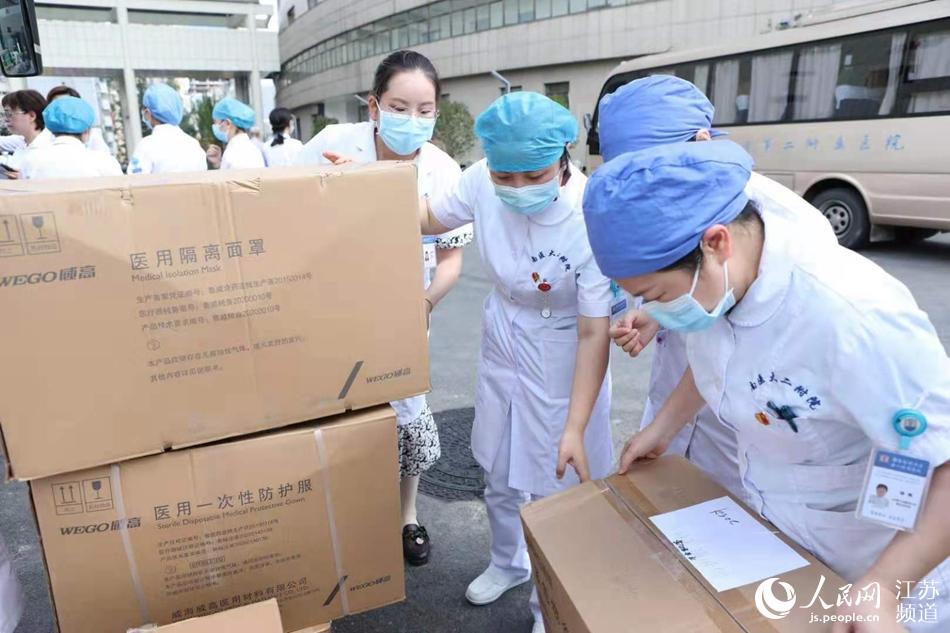 南京醫科大學第二附屬醫院醫護人員做出發前准備。院方供圖