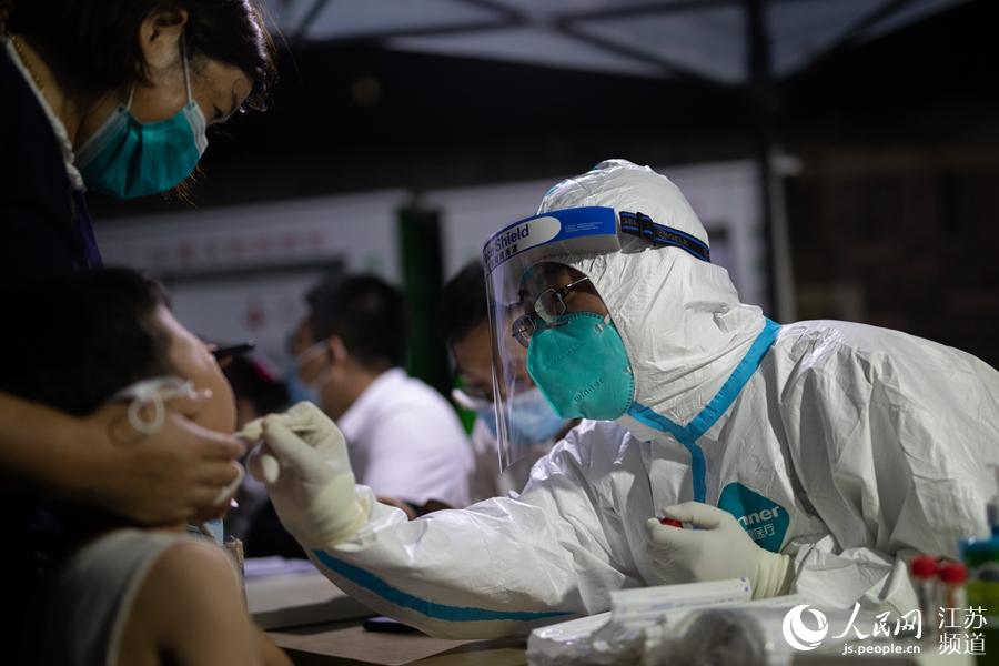 南京雨花台區核酸檢測採樣點，一名兒童正接受檢測。雨花台區委宣傳部供圖