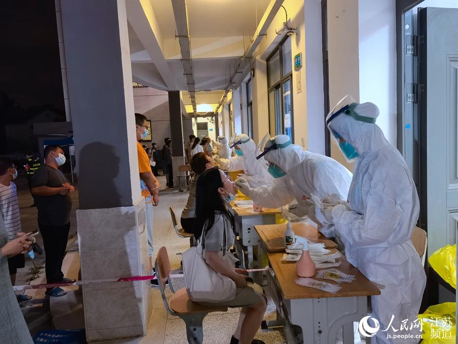 21日晚，南京浦口湯泉中學核酸檢測點。浦口區委宣傳部供圖