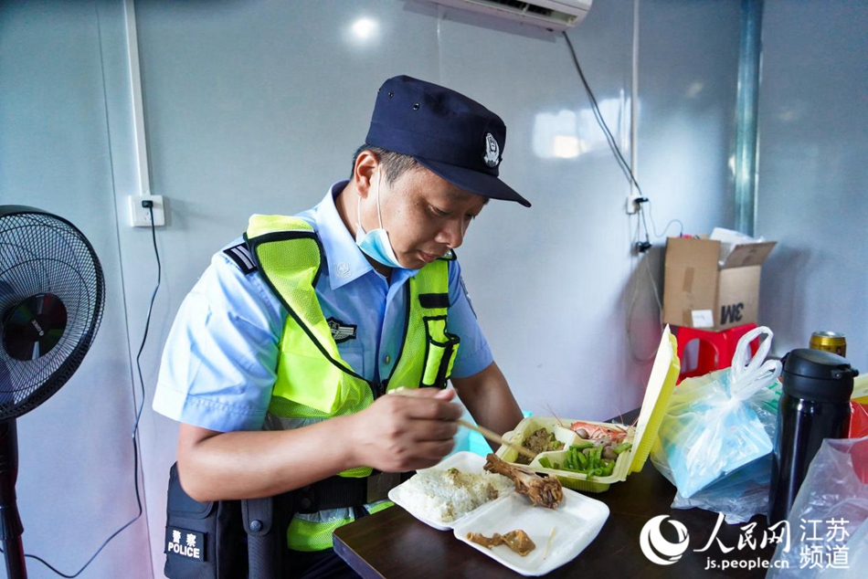 傍晚六點，忙了一天的民警曹曉華匆匆吃上幾口快餐，又回到了工作崗位上。