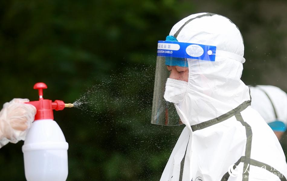 工作人員為核酸檢測醫務人員噴洒消毒液。孟德龍攝