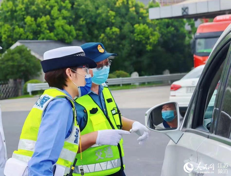 南京雨花台區西善橋收費站“離寧查驗點”，交警和路政人員對離寧人員進行查驗。雨花台區委宣傳部供圖