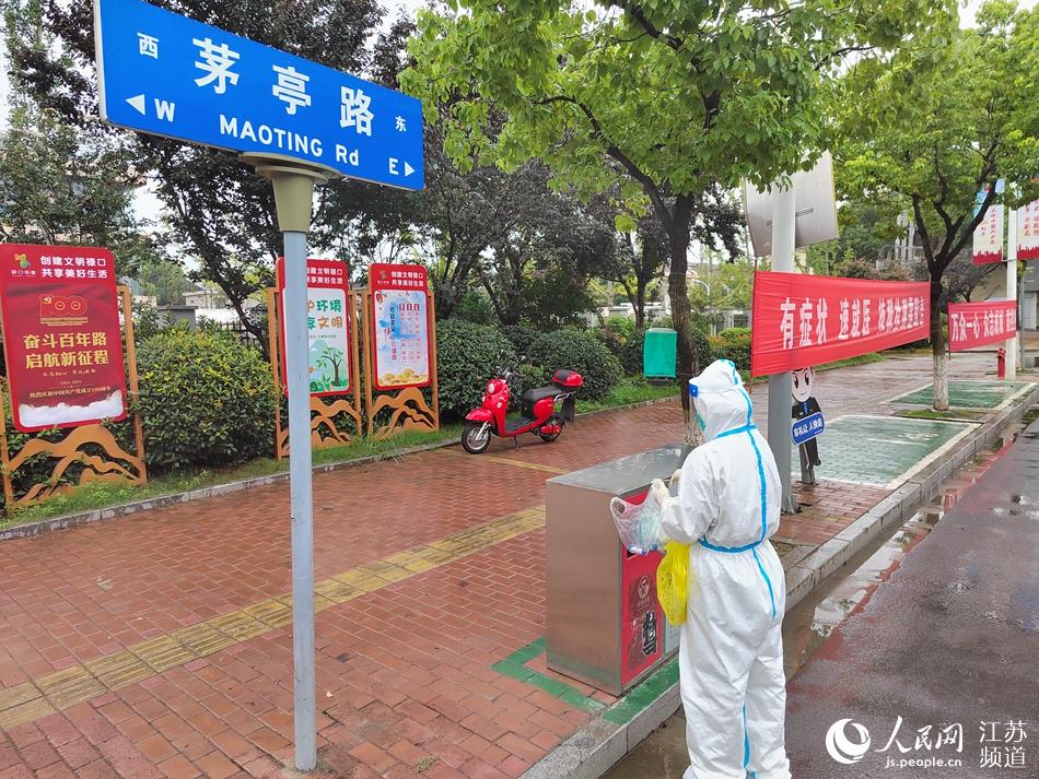 醫務人員對南京祿口街道進行公共環境採樣。蔡欣攝