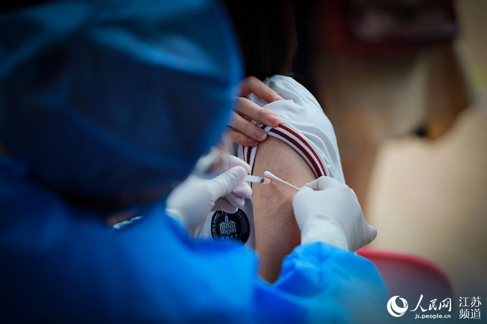 醫務人員為一名學生接種疫苗。吉龍生攝