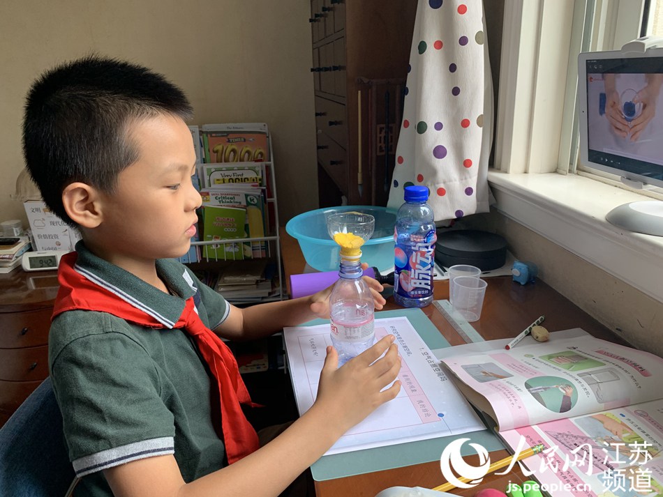 五老村小學三九班學生王梓澄在家上起了科學課。校方供圖