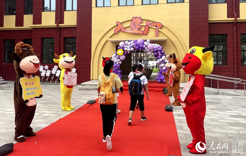 徐州市銅山區北京路小學歡迎新生入校。廖旺攝