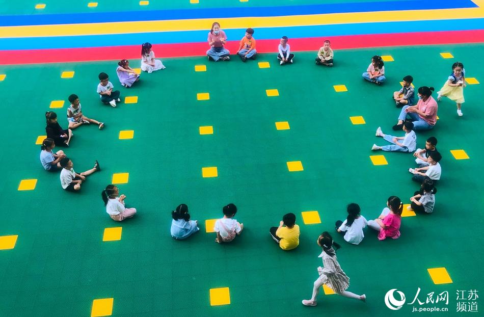新學期第一天，徐州市賈汪區一幼兒園孩子們在做游戲。王亞攝