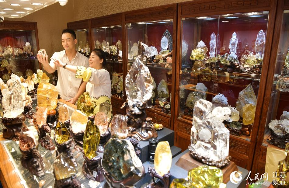 游客在選購水晶飾品。張開虎攝