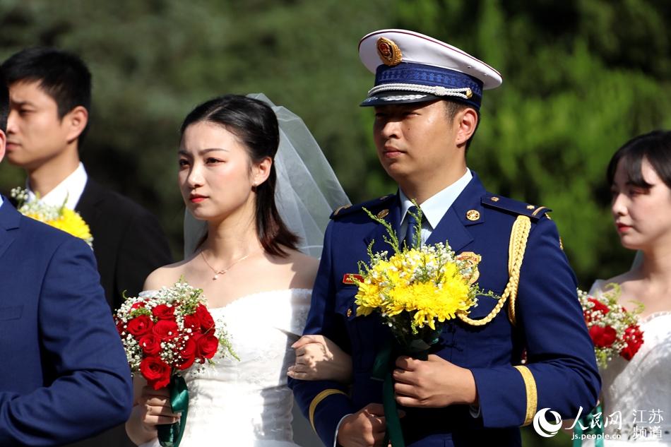 江蘇省新婚夫婦向革命烈士獻花儀式現場。人民網記者 王新年攝