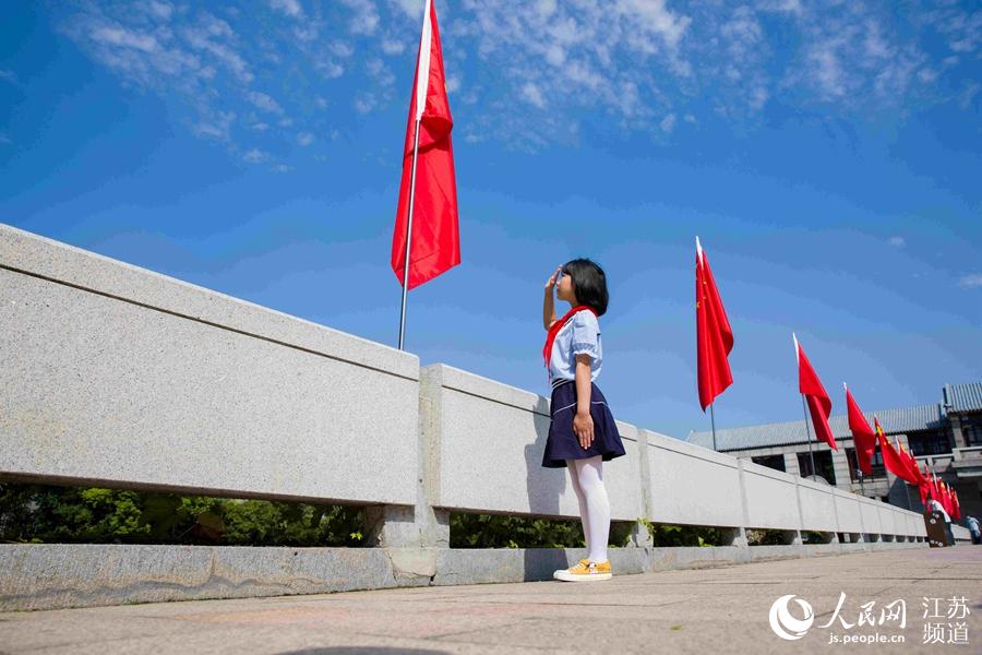 10月1日攝。淮安市一名小學生在周恩來紀念館面向國旗敬禮。紀星名攝