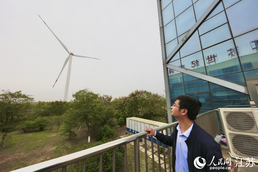 寧海峰經常會凝望公司內最初建造的風機。 人民網 馬燾燾攝