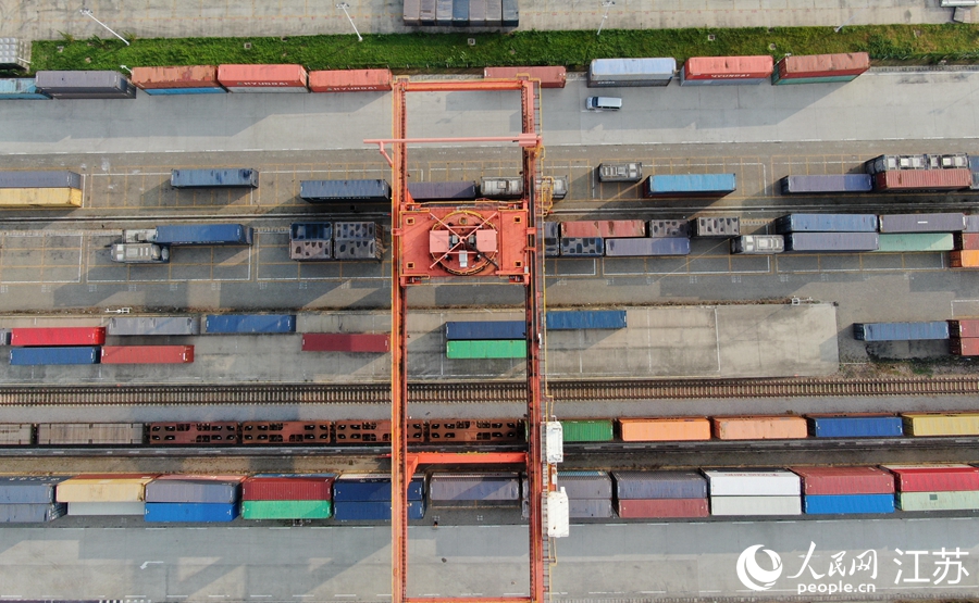 上海铁路局海安物流基地，中欧班列（海安―东盟）一批集装箱装运待发。许丛军摄