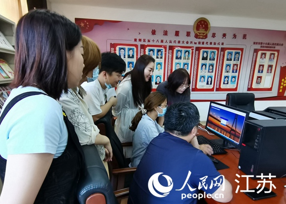 南京市建鄴區興隆街道的工作人員正在指導選民進行登記。建鄴區委宣傳部供圖