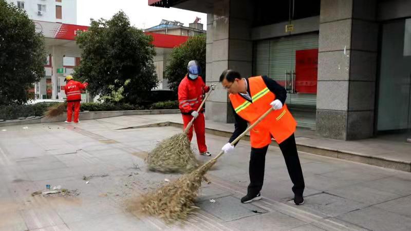 图为靖江市城管局局长黄洪涛（右）以“环卫工”身份检验城市保洁情况。包键摄
