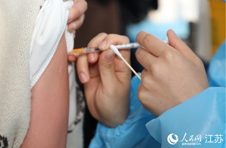 在鹽城市一處新冠疫苗接種點，小朋友在家長的陪同下進行疫苗接種。 顧建攝