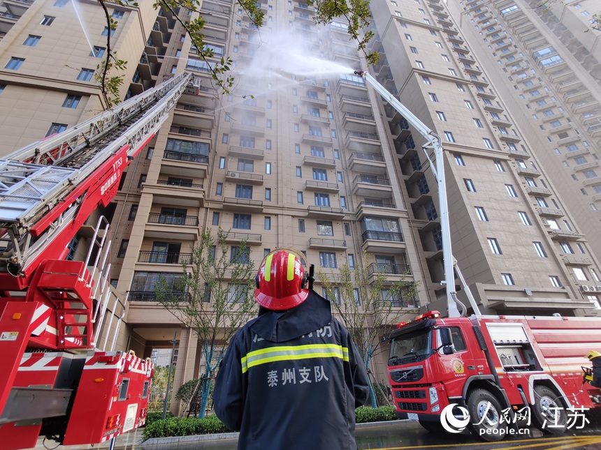 消防雲梯車和舉高噴射消防車參與火災應急演練。人民網 蕭瀟攝