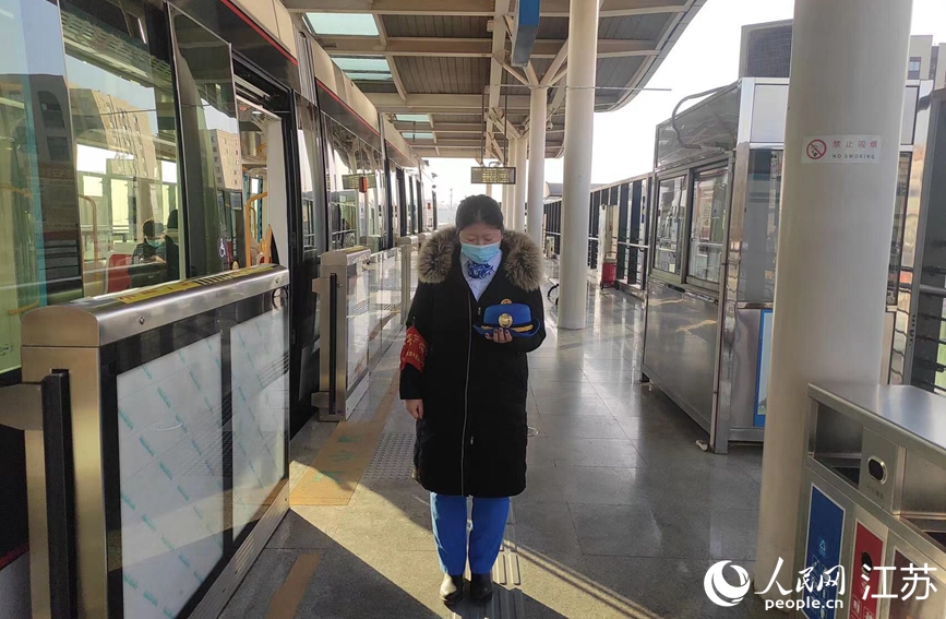 在南京市一處公交站台，工作人員默哀。鄒引梅攝
