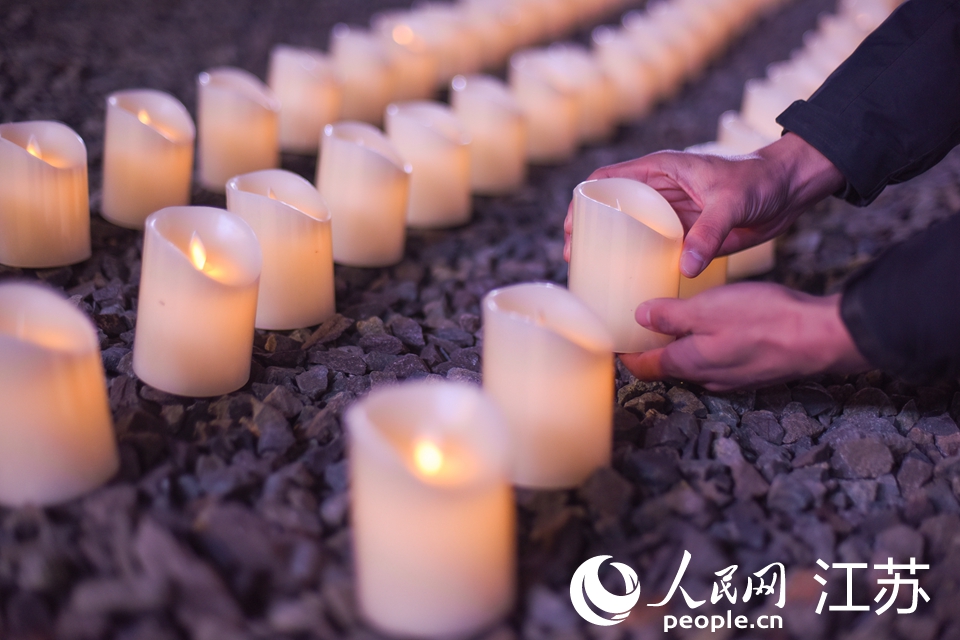 各界人士共同点亮蜡烛。侵华日军南京大屠杀遇难同胞纪念馆供图