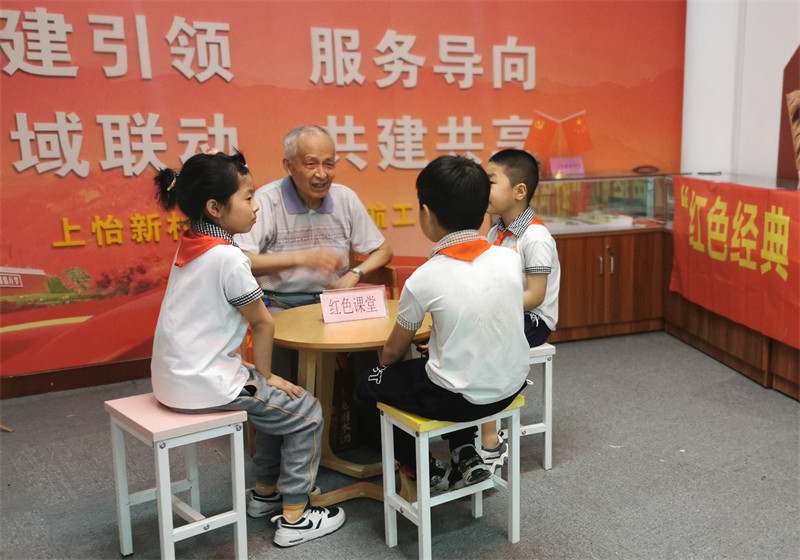 “红色课堂”上，“五老”志愿者为青少年讲党史、国史。李秀明摄