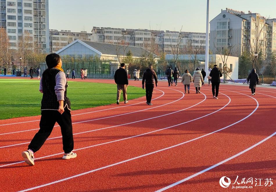 市民在新改造的城北公園休閑健身。丁華明攝