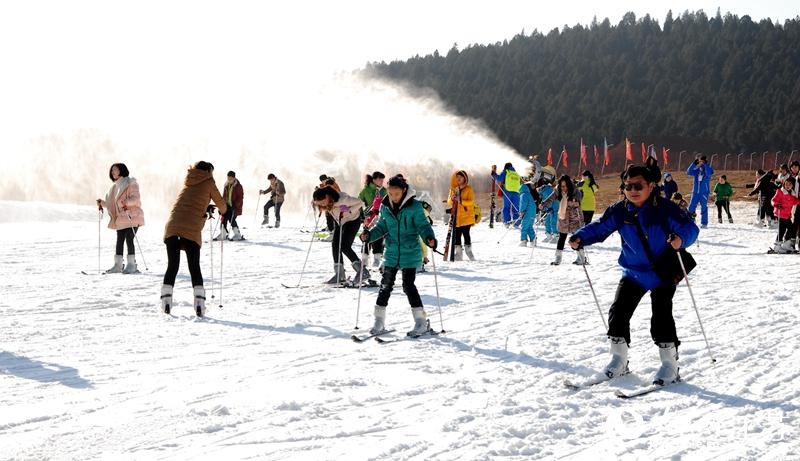 游客体验滑雪乐趣 。人民网 闫峰摄