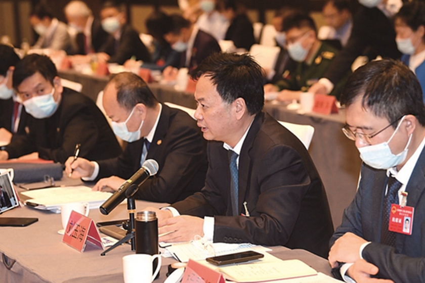 代表委员们在审议江苏省政府工作报告