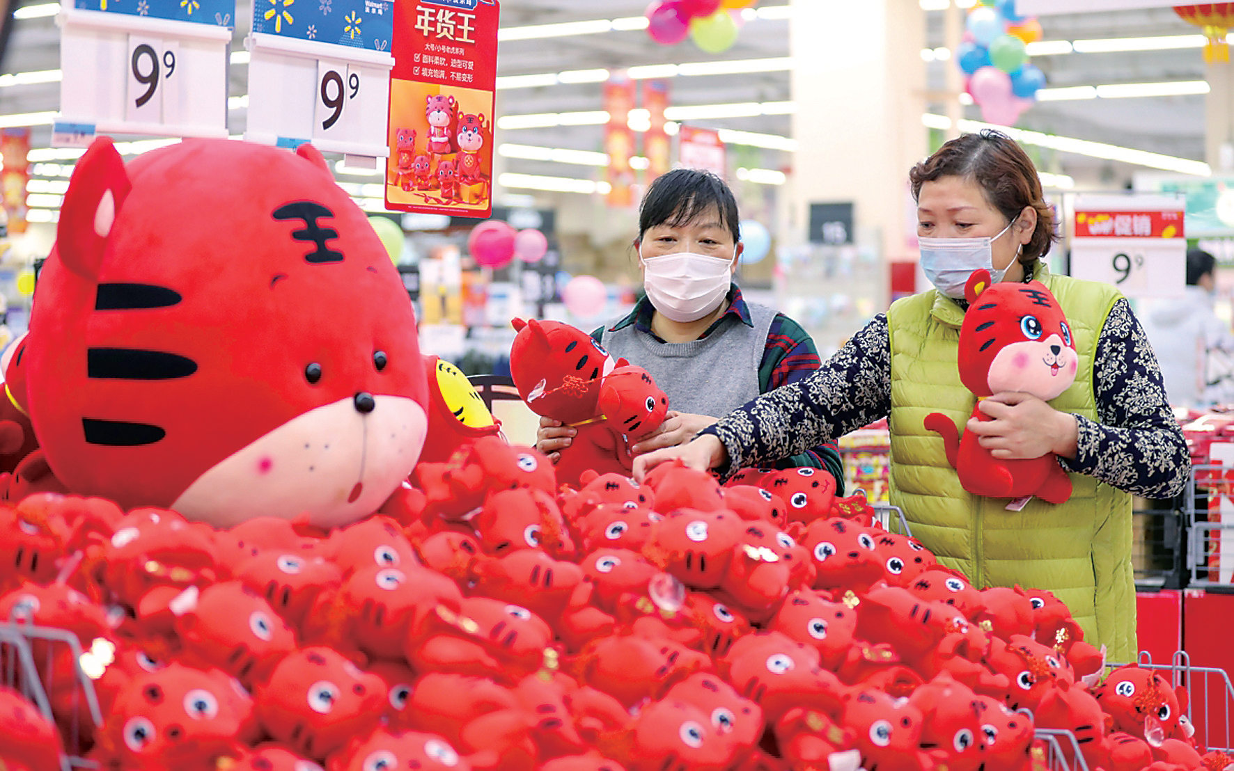春节将至南京市民选购新年饰品