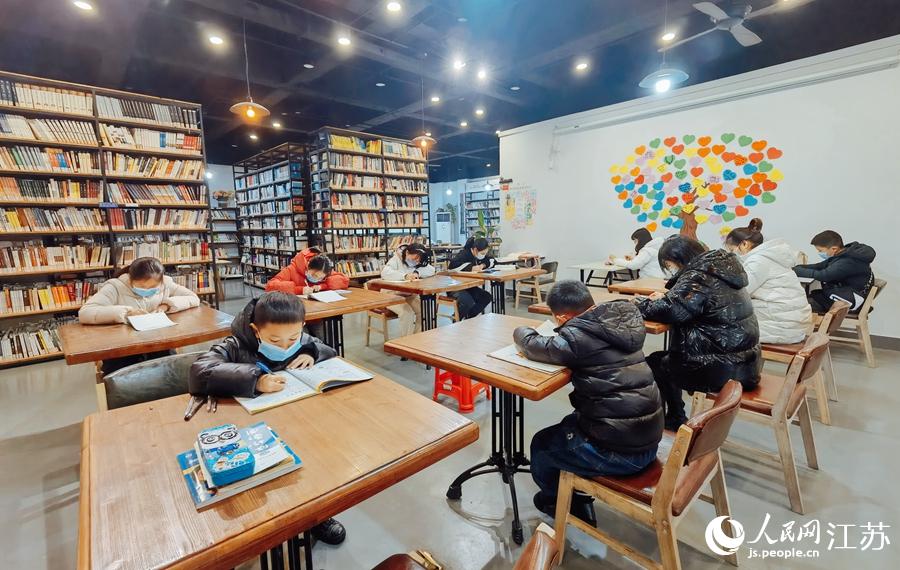江寧區托樂嘉睦鄰書房裡，小學生們看書學習。居雪梅攝