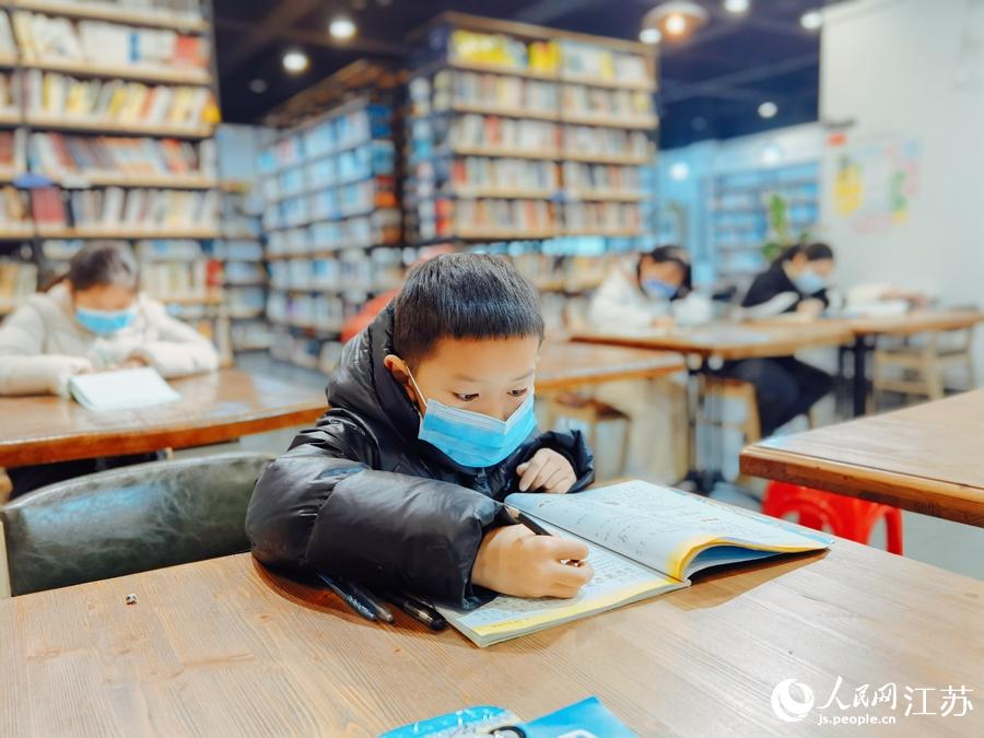 小學生在江寧區托樂嘉睦鄰書房學習。居雪梅攝