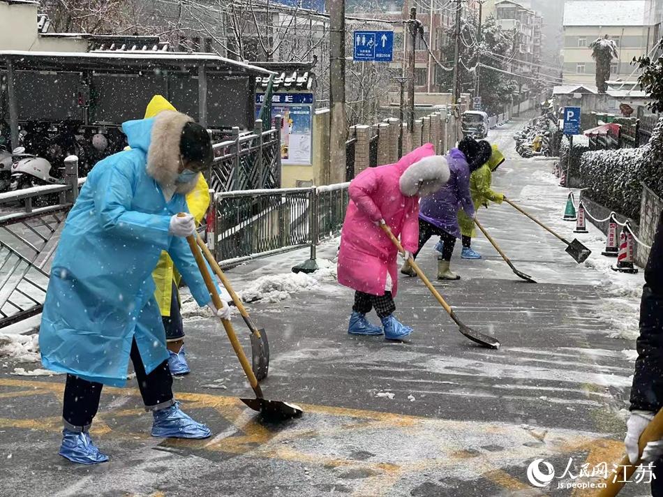 �Ͼ��й�¥������·�ֵ������Ź�����ԱѸ���ж�����ɨ��ѩ��������