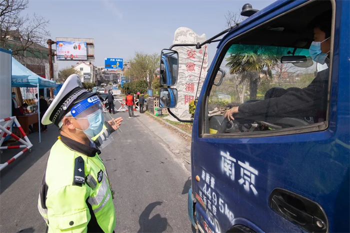 高淳临省交界处交通查验服务点，交警进行查验往来车辆。刘列摄