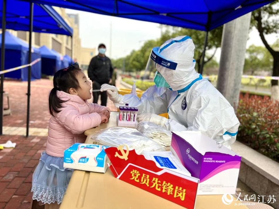 江北新區中大醫院醫護人員在沿江街道龍山社區喬誼東苑小區開展核酸檢測。高麗攝