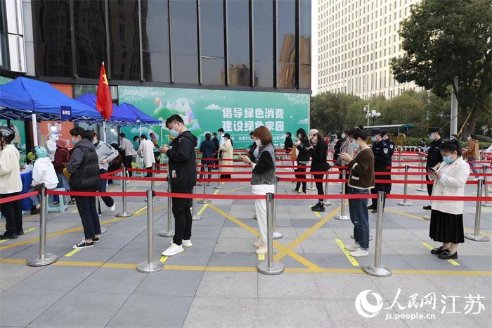 3月10日下午，南京江寧居民有序排隊進行核酸檢測。江融宣攝