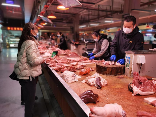 居民正在购买猪肉。王玉晴摄