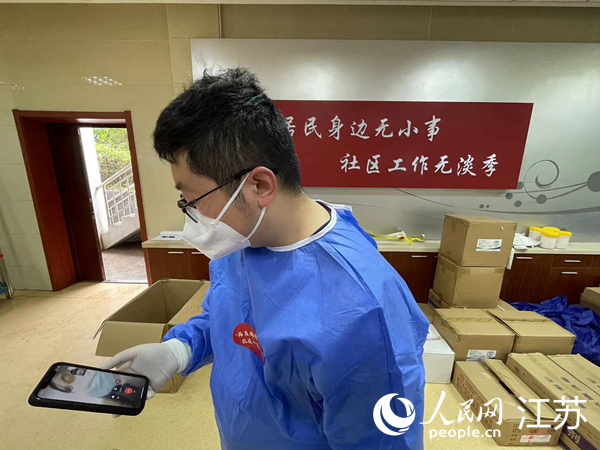 工作間隙，姚俊抽空給妻子打了個視頻電話。人民網 顧姝姝攝