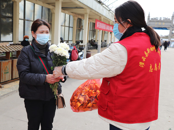 志愿者引导群众“鲜花换纸钱”。灌云县委宣传部供图