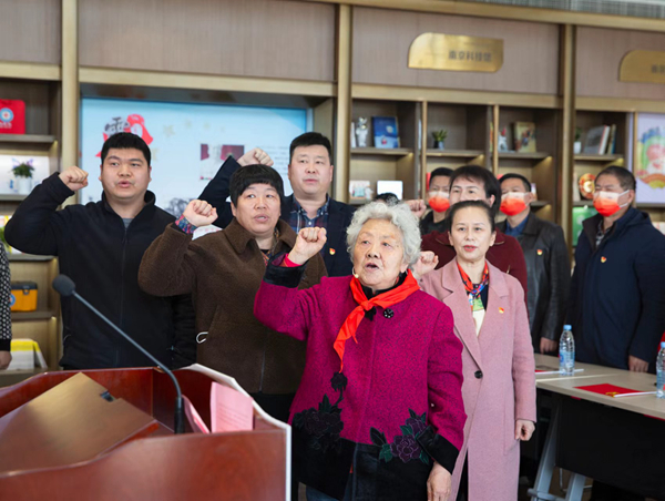 冬訓期間，曲秀媛老人帶領轄區黨員代表重溫入黨誓詞。魏星攝