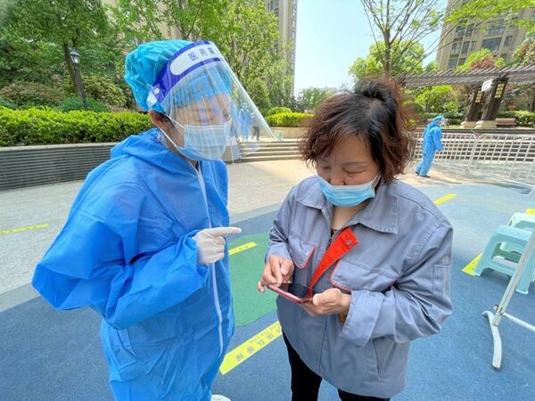 “两新”组织志愿者参与疫情防控。沿江街道供图
