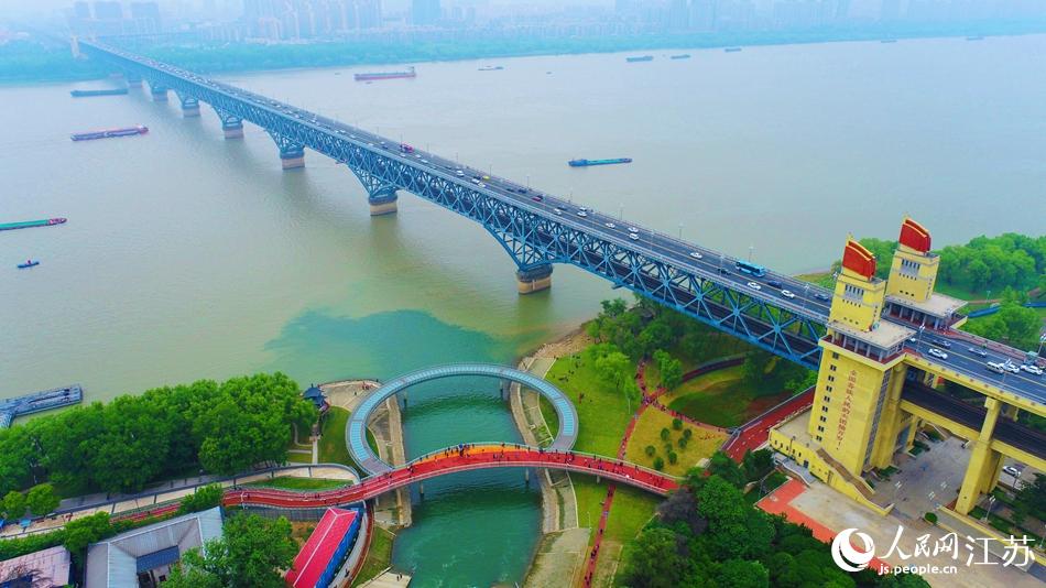 南京长江大桥戴上“亲水项链”