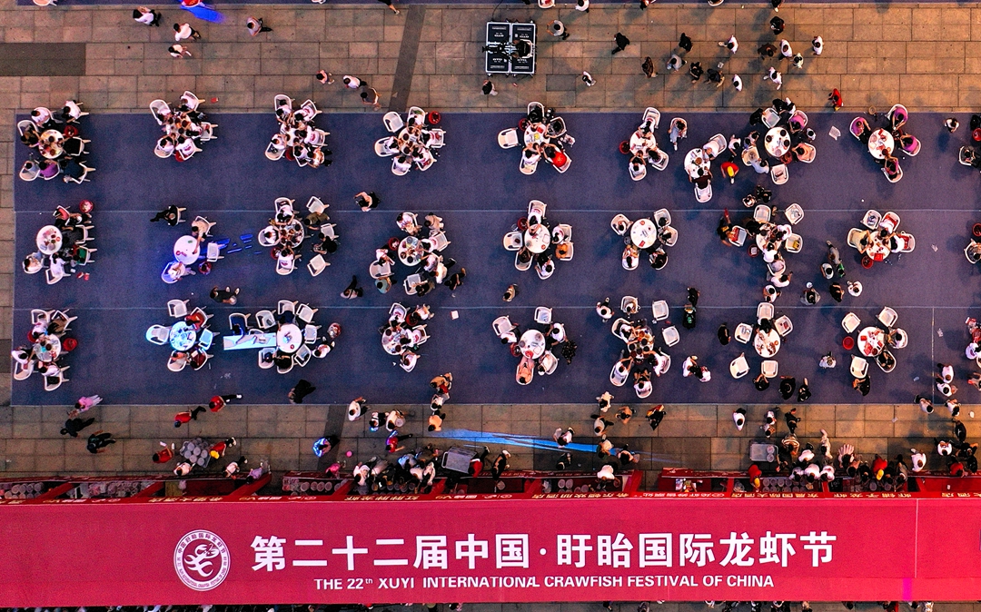 群众呼声最高的“百城千店・火红龙虾宴”，今年乘“云”出席。许昌银摄。