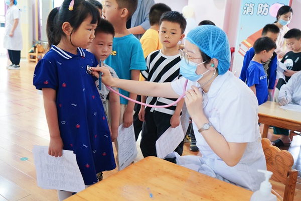 走进幼儿园为孩子们健康体检。江都人民医院供图