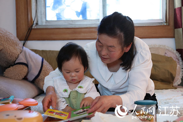 王繼蓮帶孫女看童書。人民網 冷金明攝