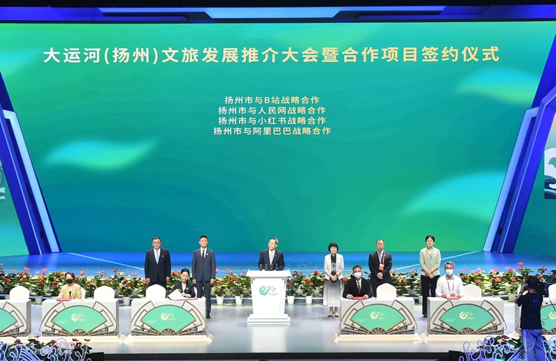 扬州市副市长刘流与人民网股份有限公司江苏分公司总经理汪峥嵘作为代表分别签署了战略合作协议。文斌摄