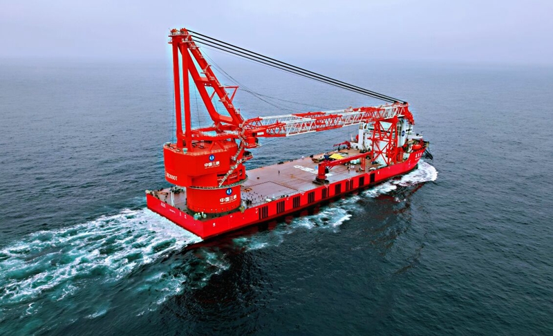 国内首艘“运输＋起重”一体化深远海海上风电施工船——“乌东德”号交付。张嘉骏摄