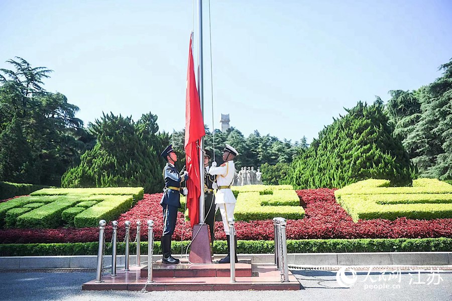 南京雨花台举行七一升国旗仪式。邵丹摄