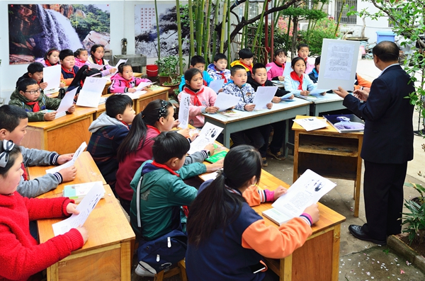 孩子們在劉道發老人的“桃源書屋”裡參加集中讀書活動。肖迪攝