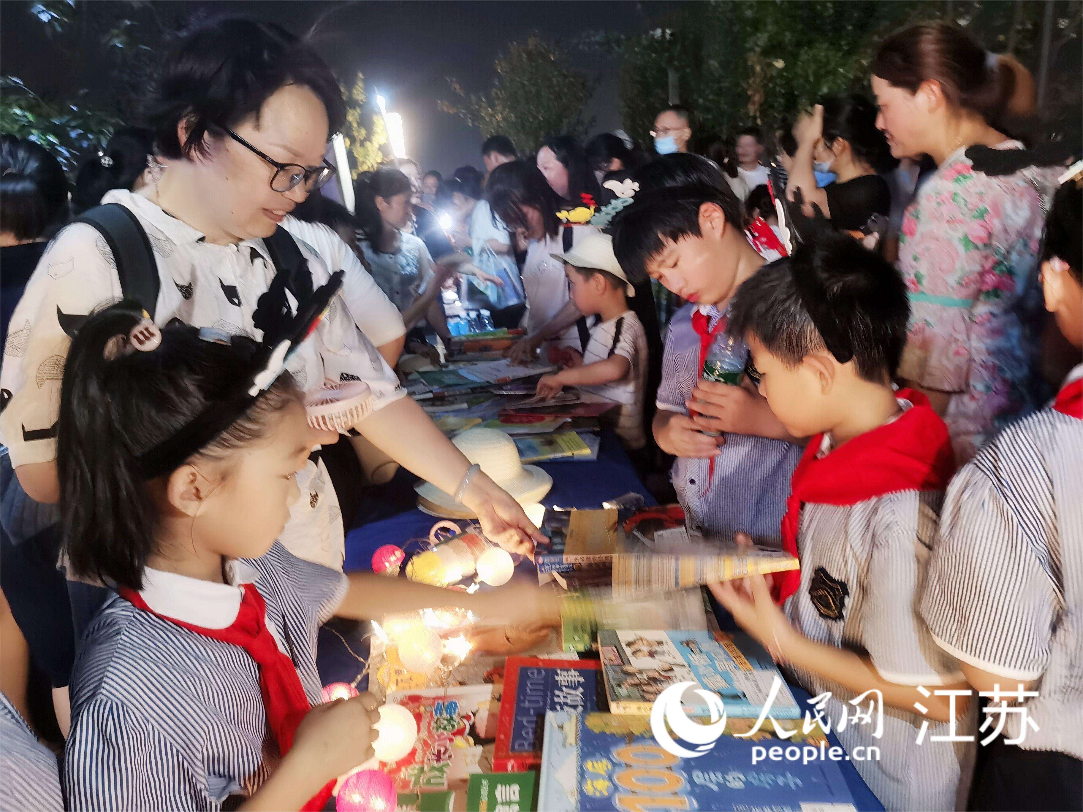 小学生参加“跳蚤书市”活动。人民网记者王继亮摄