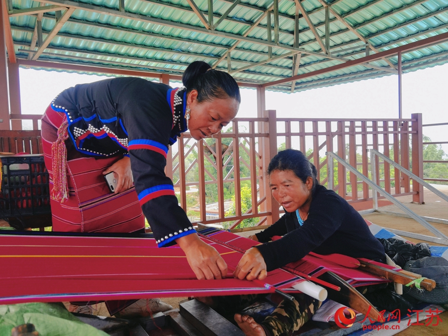 邊境小康村永俄寨非遺工坊織錦基地。人民網 周夢嬌攝