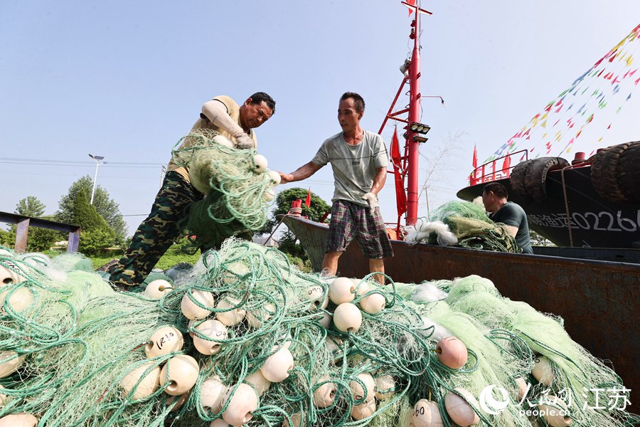 漁民在整理網具、裝運給養。司偉攝