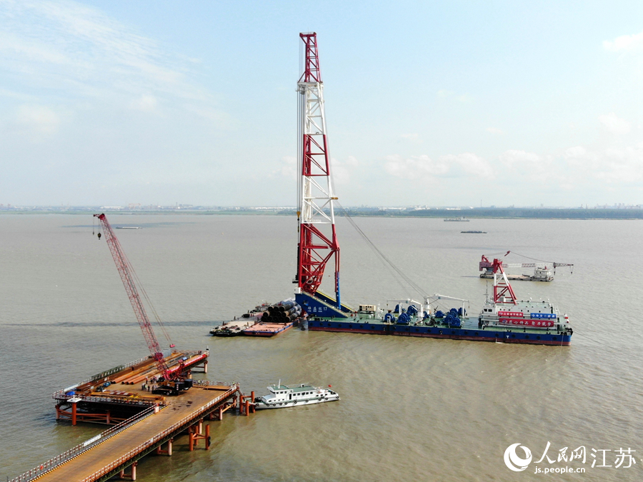张靖皋长江大桥主体工程打下第一桩。陆琪摄